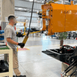 Thumbnail of http://Operador%20utilizando%20o%20Bastão%20Balizador%20Offshore%20AGMOV%20para%20movimentar%20carga%20içada%20com%20segurança,%20mantendo%20distância%20da%20zona%20de%20risco%20e%20evitando%20prensamentos%20ou%20cortes.