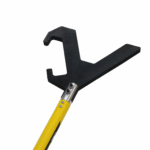 Thumbnail of http://Operador%20utilizando%20o%20Bastão%20Balizador%20Offshore%20AGMOV%20para%20movimentar%20carga%20içada%20com%20segurança,%20mantendo%20distância%20da%20zona%20de%20risco%20e%20evitando%20prensamentos%20ou%20cortes.