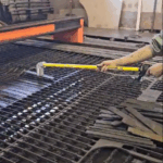 Thumbnail of http://Operador%20utilizando%20o%20Bastão%20Balizador%20On/Off%20CG%20para%20Alta%20Temperatura%20em%20operação%20com%20carga%20aquecida,%20mantendo%20distância%20segura%20e%20evitando%20contato%20direto%20com%20a%20zona%20de%20risco.