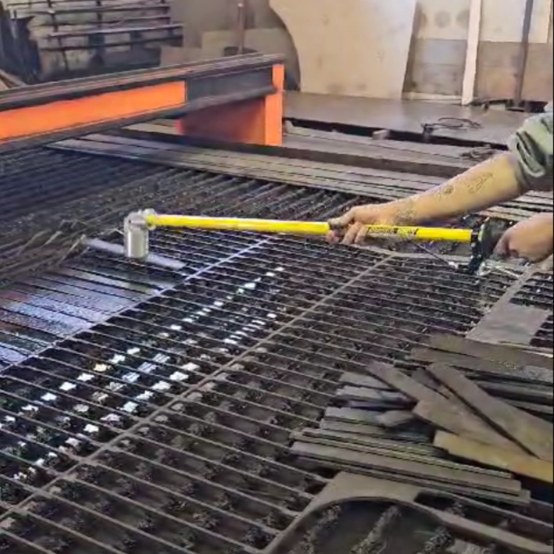 Operador utilizando o Bastão Balizador On/Off CG para Alta Temperatura em operação com carga aquecida, mantendo distância segura e evitando contato direto com a zona de risco.