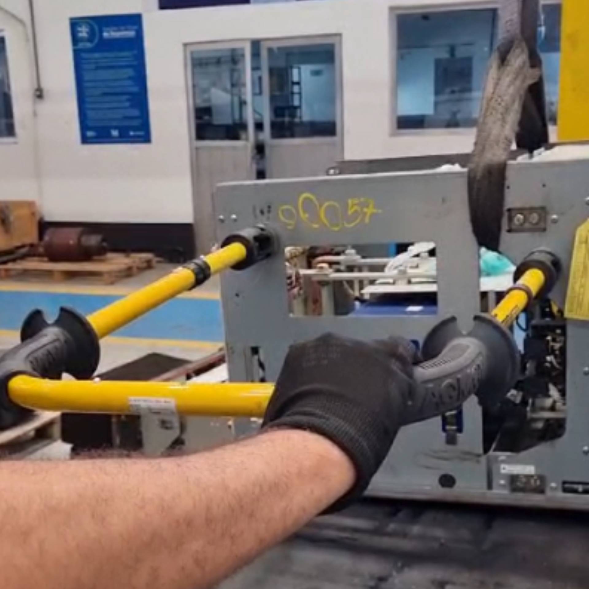 Operador utilizando o Bastão Balizador U On/Off AGMOV para direcionar carga içada com segurança e precisão, evitando riscos de prensamento.