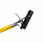 Thumbnail of http://Operador%20utilizando%20o%20Bastão%20Fura%20Bag%20AGMOV%20para%20perfurar%20o%20fundo%20do%20BAG%20mantendo%20distância%20segura%20e%20evitando%20exposição%20direta%20à%20linha%20de%20fogo.