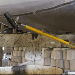 Thumbnail of http://Operador%20utilizando%20o%20Bastão%20Fura%20Bag%20AGMOV%20para%20perfurar%20o%20fundo%20do%20BAG%20mantendo%20distância%20segura%20e%20evitando%20exposição%20direta%20à%20linha%20de%20fogo.