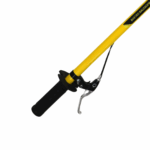 Thumbnail of http://Operador%20utilizando%20o%20Bastão%20Fura%20Bag%20AGMOV%20para%20perfurar%20o%20fundo%20do%20BAG%20mantendo%20distância%20segura%20e%20evitando%20exposição%20direta%20à%20linha%20de%20fogo.