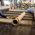 Thumbnail of http://Operador%20utilizando%20o%20Bastão%20Garra%20Pega%20Tubo%20para%20orientar%20tubulações%20com%20segurança,%20mantendo%20distância%20segura%20e%20controle%20preciso%20da%20carga%20cilíndrica.