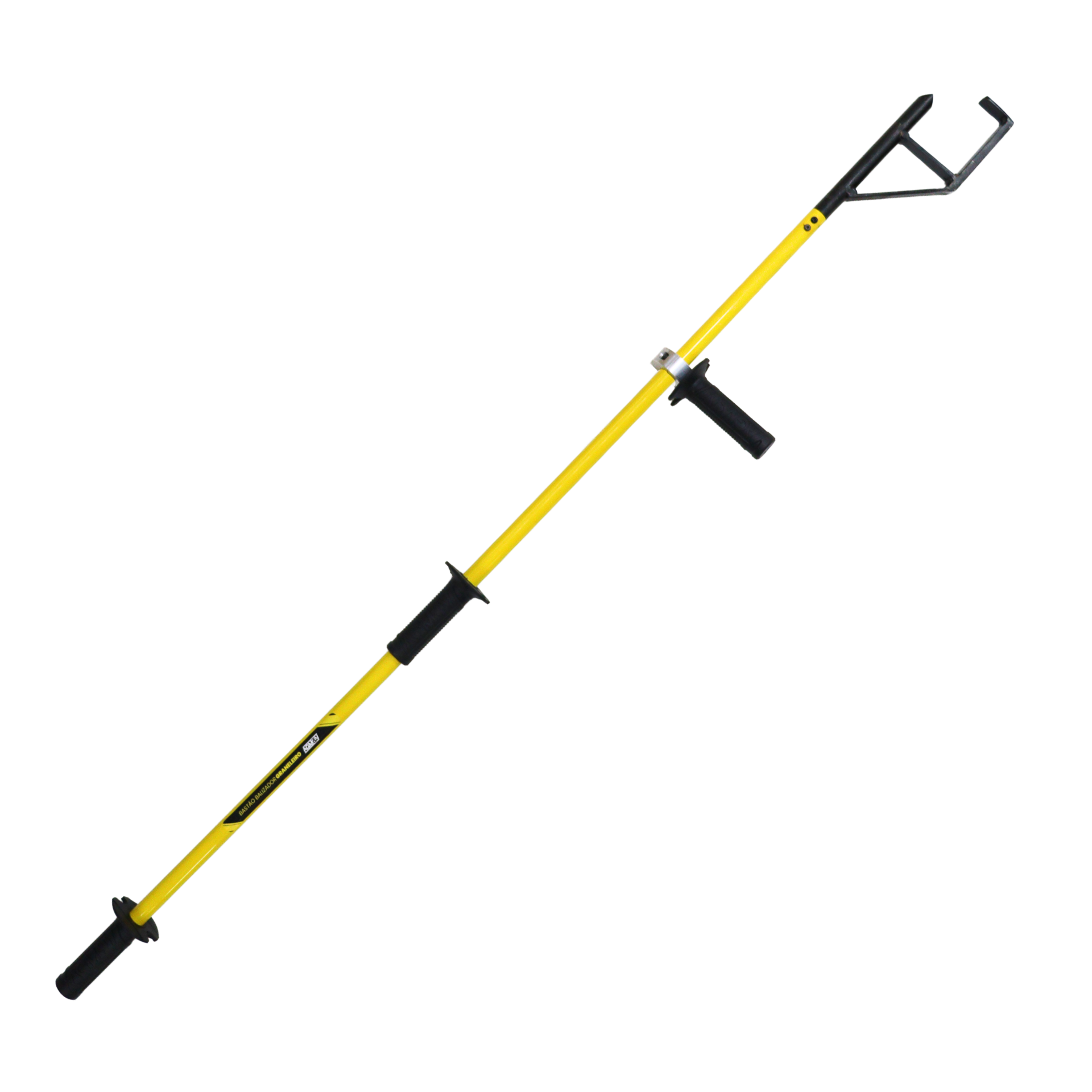 Operador utilizando o Bastão Graneleiro AGMOV para manobrar tampas laterais de caminhões graneleiros com segurança e precisão.