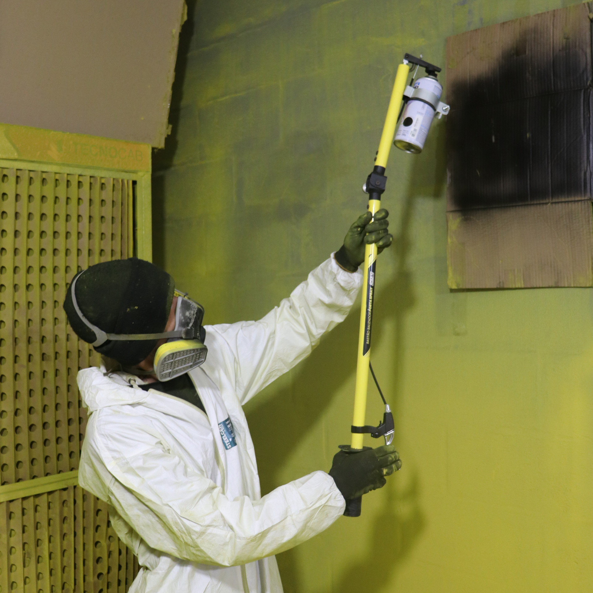 Operador utilizando o Bastão Porta Spray AGMOV para aplicar aerossóis em locais elevados com segurança e precisão.
