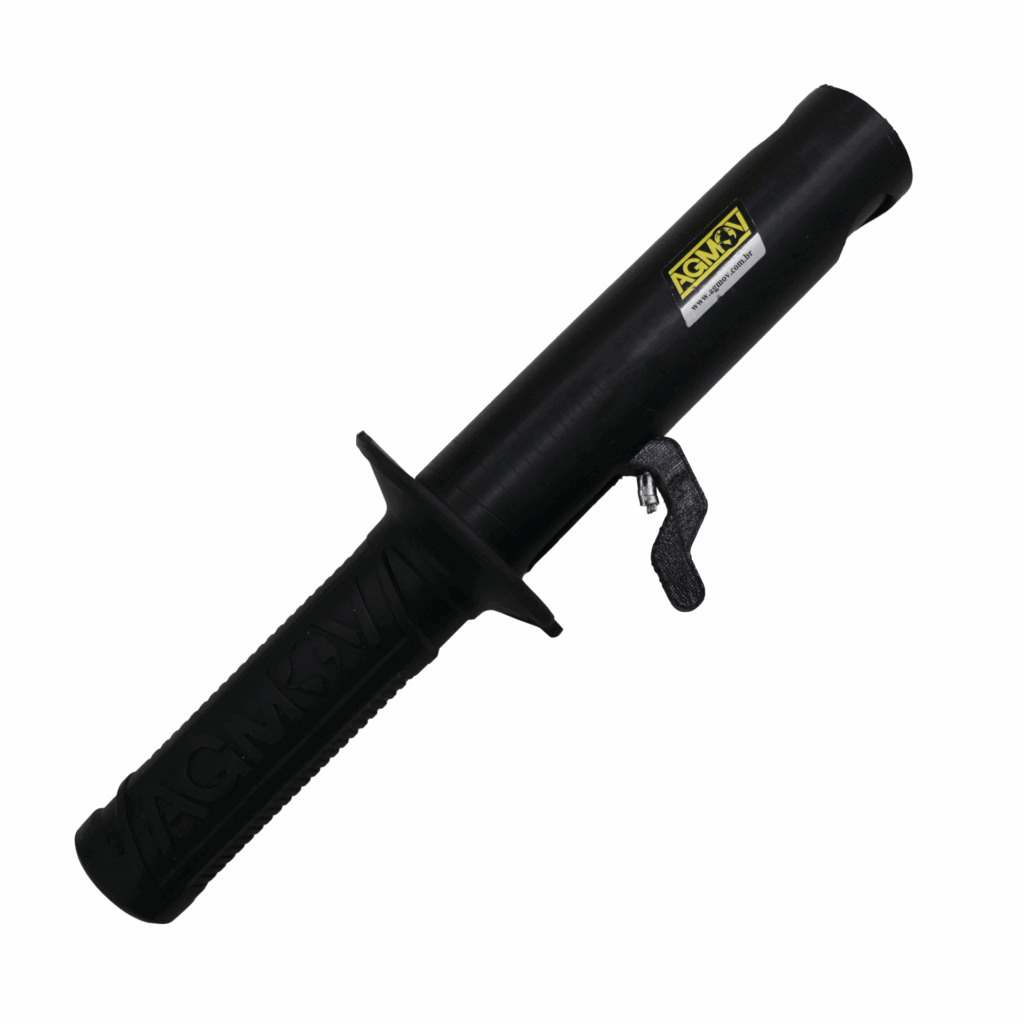 Operador utilizando o Bastão Salvador Automático AGMOV para segurar ferramenta de impacto com fixação por atrito, sem contato direto das mãos.