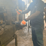 Thumbnail of http://Operador%20utilizando%20o%20Bastão%20Salvador%20Automático%20AGMOV%20para%20segurar%20ferramenta%20de%20impacto%20com%20fixação%20por%20atrito,%20sem%20contato%20direto%20das%20mãos.