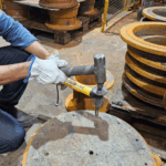 Thumbnail of http://Operador%20utilizando%20o%20Bastão%20Salvador%20Standard%20AGMOV%20para%20posicionar%20e%20segurar%20peças%20com%20segurança,%20mantendo%20as%20mãos%20afastadas%20da%20zona%20de%20risco.