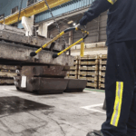 Thumbnail of http://Operador%20utilizando%20o%20Bastão%20U%20Articulado%20Smart%20AGMOV%20para%20direcionar%20cargas%20içadas%20com%20precisão%20e%20segurança.