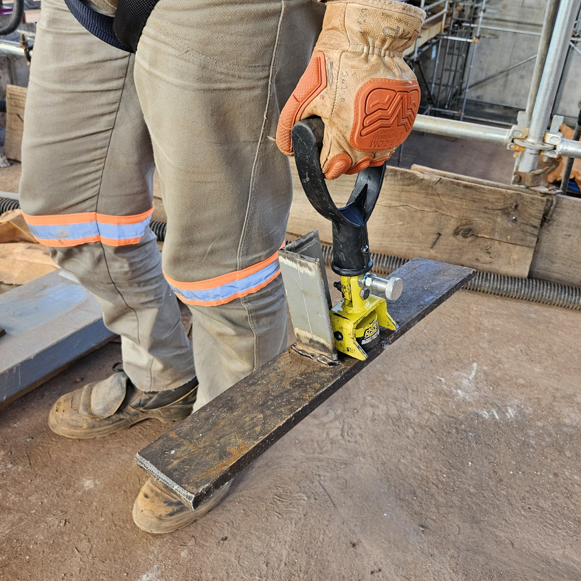 Operador utilizando o Levantador Magnético AGMOV para içar chapas metálicas de forma segura, prática e sem esforço físico excessivo.