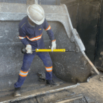 Thumbnail of http://Operador%20utilizando%20a%20Marreta%20Smart%20Grande%20AGMOV%20para%20executar%20impactos%20frontais%20de%20alta%20potência%20com%20segurança%20e%20precisão%20em%20operações%20industriais.