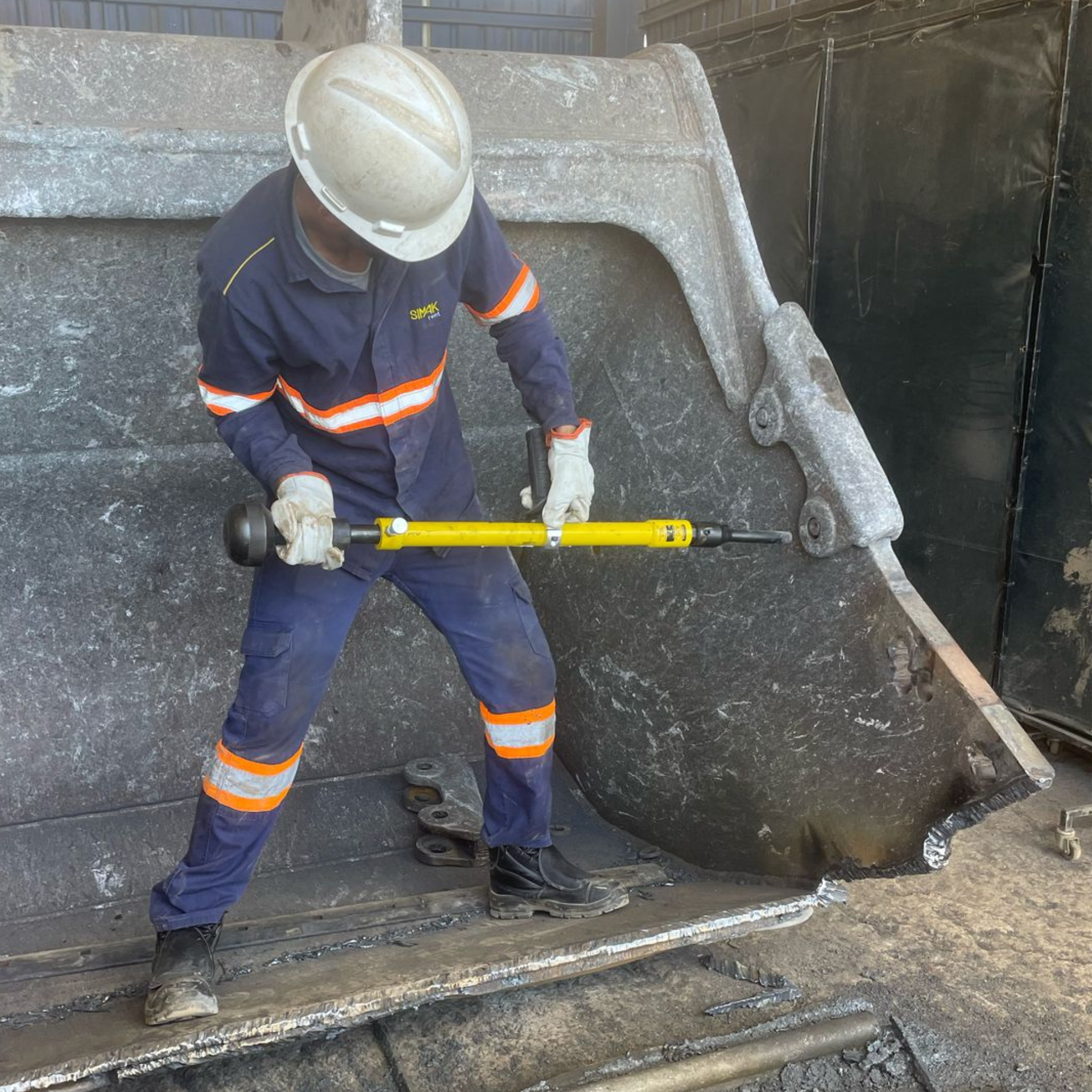 Operador utilizando a Marreta Smart Grande AGMOV para executar impactos frontais de alta potência com segurança e precisão em operações industriais.