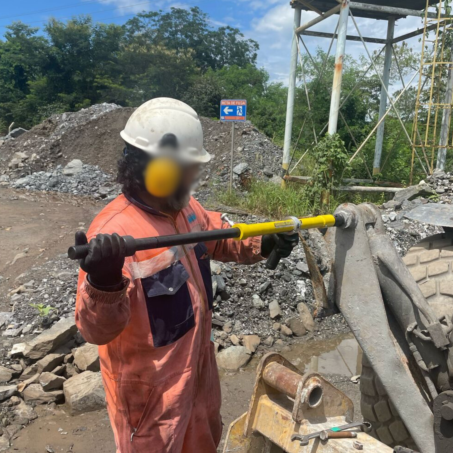Operador utilizando a Marreta Smart Média AGMOV para aplicar impactos frontais com segurança e precisão em operações técnicas.