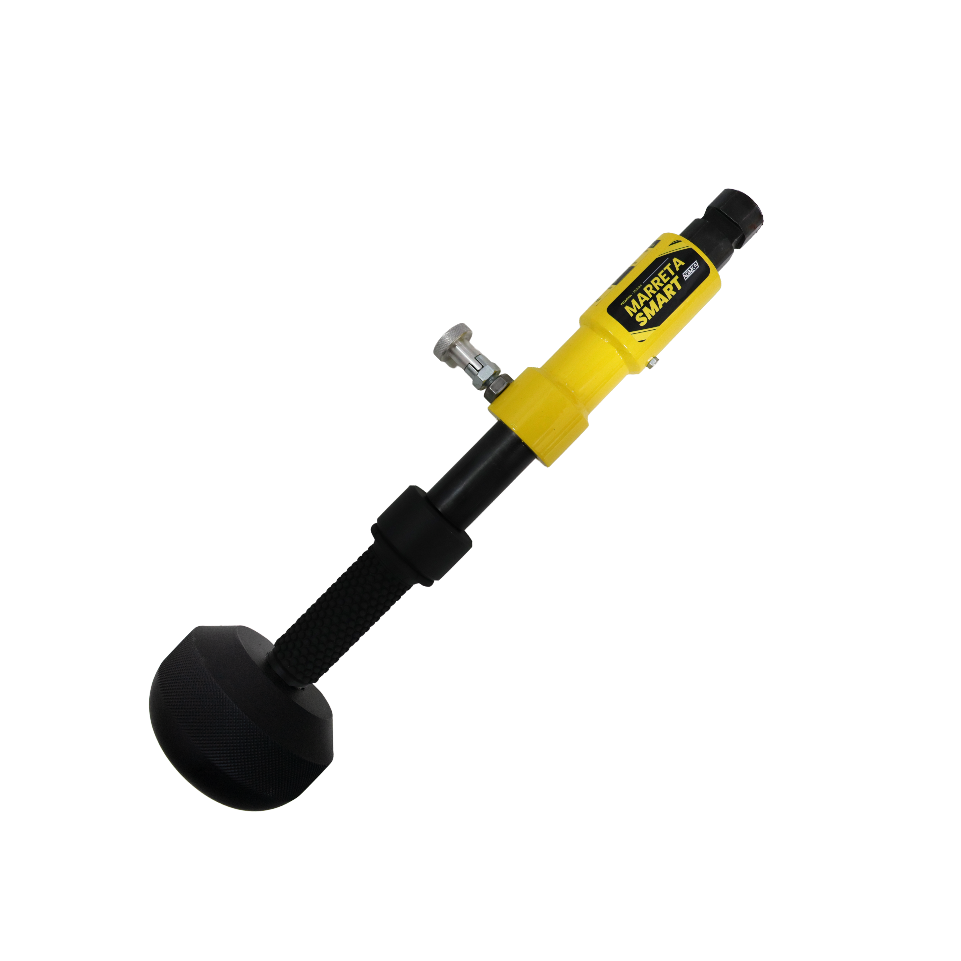 Operador utilizando a Marreta Smart Mini AGMOV em áreas restritas, aplicando impacto preciso com segurança e ergonomia.