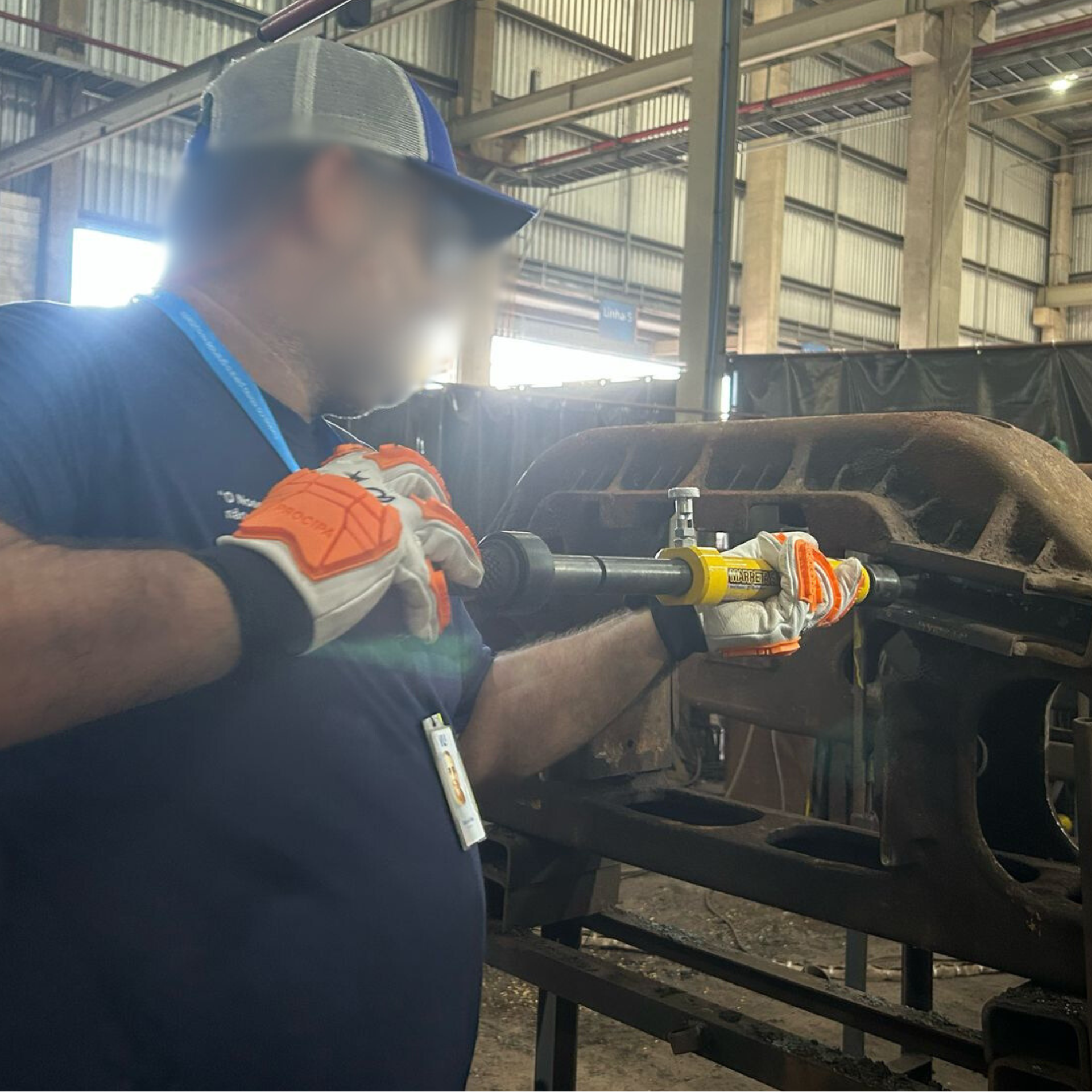 Operador utilizando a Marreta Smart Pequena AGMOV em espaços confinados, aplicando impacto seguro e controlado.