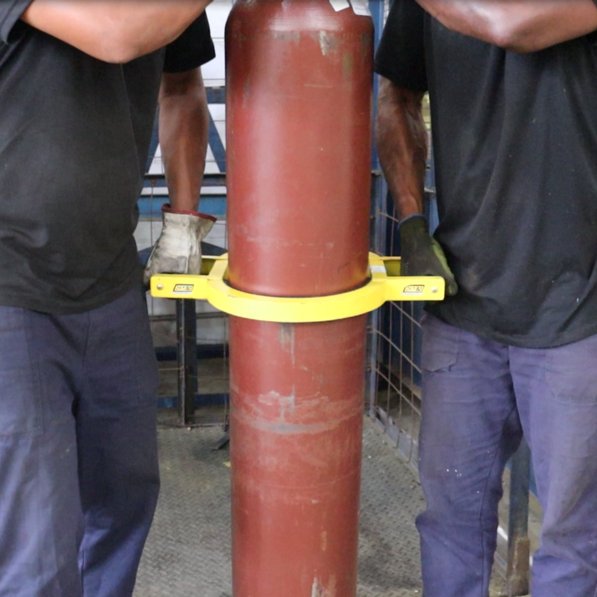 Operador utilizando o Pega Cilindros AGMOV para movimentar cilindros de gases com segurança e ergonomia, evitando esforço excessivo e risco de acidentes.