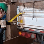 Thumbnail of http://Operador%20utilizando%20o%20Bastão%20Graneleiro%203X1%20para%20abrir%20e%20fechar%20tampas%20de%20caminhões%20graneleiros%20com%20segurança%20e%20controle.