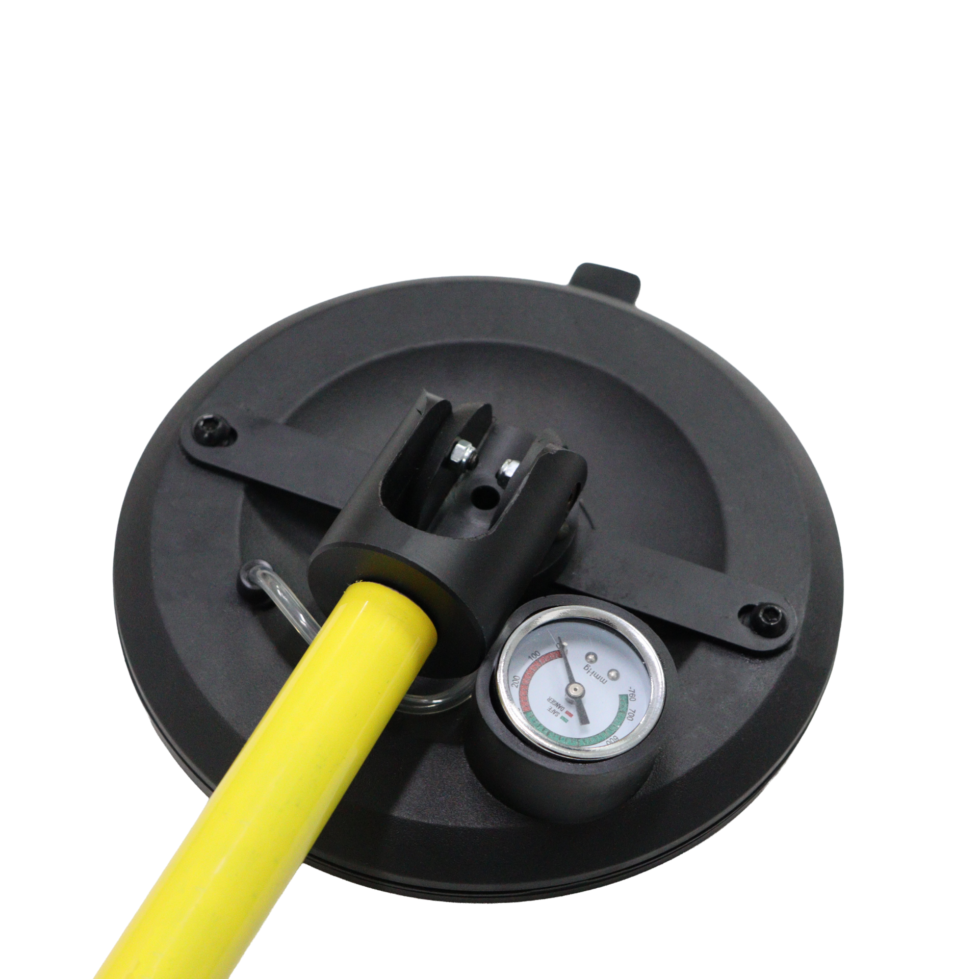 Operador utilizando o Bastão Ventosa Automático AGMOV para movimentar vidros ou chapas metálicas com segurança e precisão.