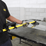 Thumbnail of http://Operador%20utilizando%20o%20Bastão%20Ventosa%20Automático%20AGMOV%20para%20movimentar%20vidros%20ou%20chapas%20metálicas%20com%20segurança%20e%20precisão.