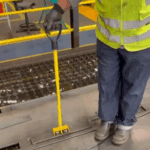 Thumbnail of http://Operador%20utilizando%20bastão%20duplo%20com%20imãs%20para%20movimentar%20ou%20desacoplar%20cargas%20metálicas%20com%20segurança.