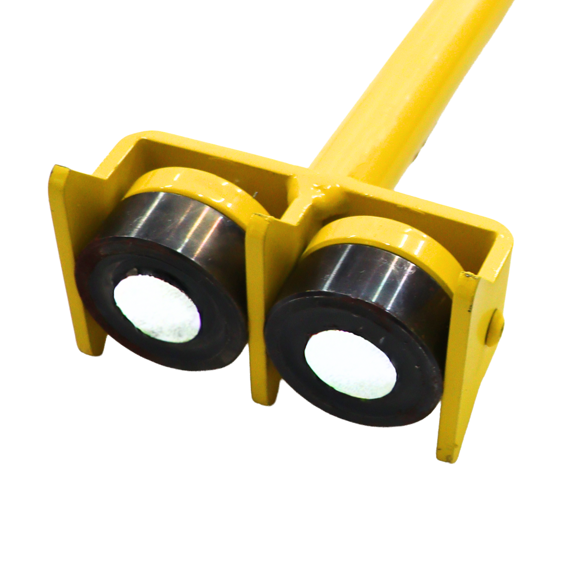 Operador utilizando bastão duplo com imãs para movimentar ou desacoplar cargas metálicas com segurança.