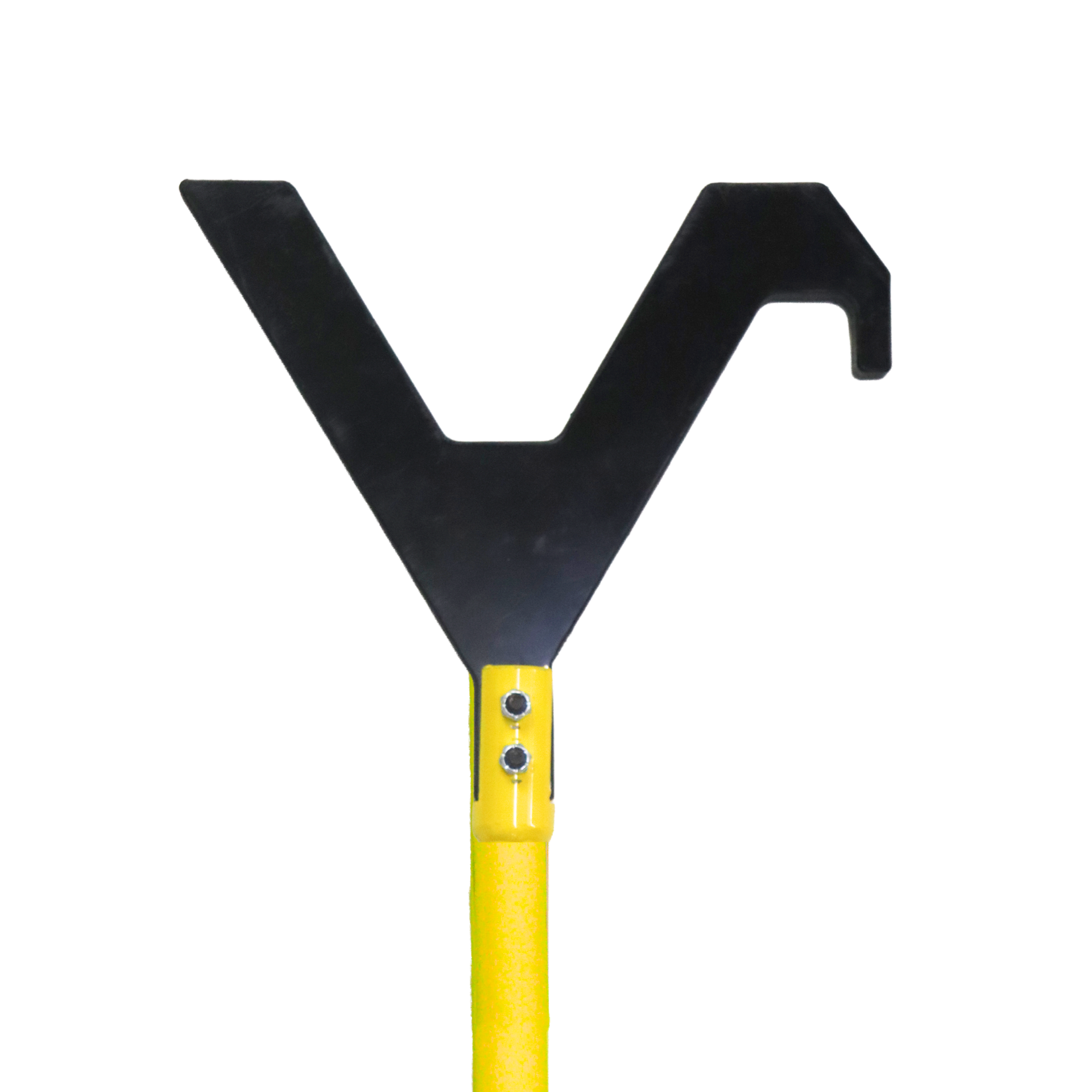 Operador utilizando bastão para posicionar e ajustar lonas em caminhões com segurança.