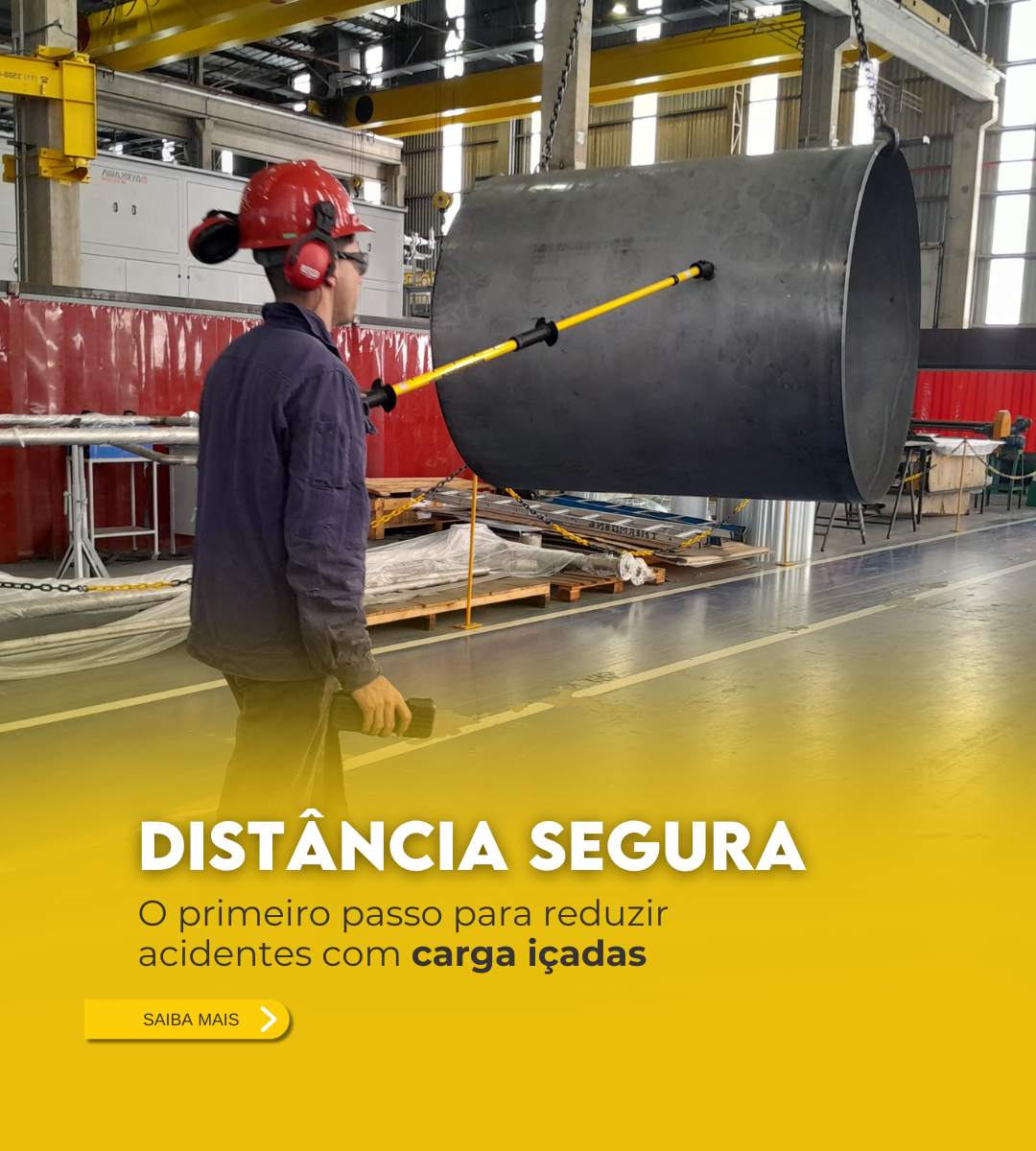 Operador utilizando ferramenta que mantém distância segura da carga durante a movimentação.