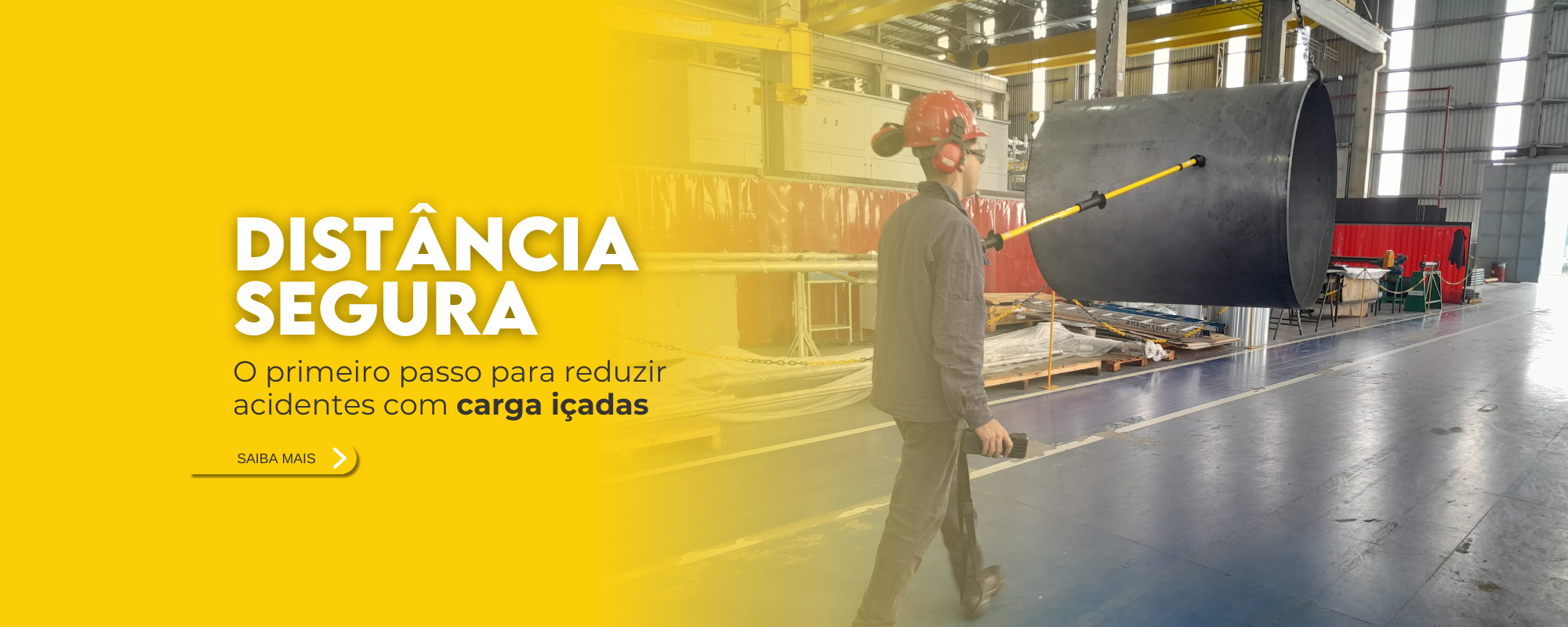 Imagem mostrando operador utilizando ferramenta com distância segura da carga.